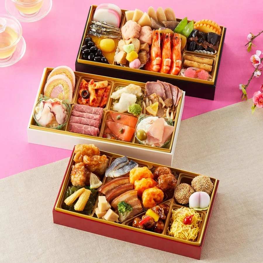 〈イニシオフーズ〉おせち料理 三段重(3人前~4人前)(華やぎおせち百花)の公式商品画像