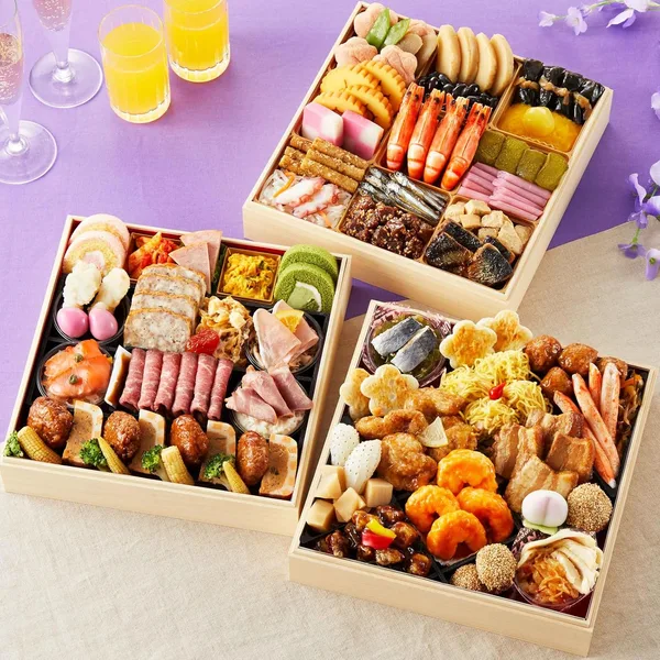 〈イニシオフーズ〉おせち料理 三段重 特大8寸(4人前~5人前)(華やぎおせち百花)の公式商品画像