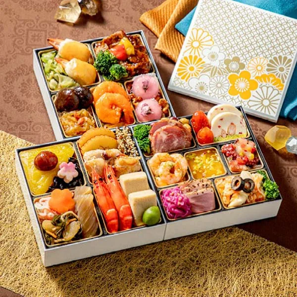 トオカツフーズ 和洋中おせち三段重 珠宝小箱琥珀(コープデリ)の公式商品画像